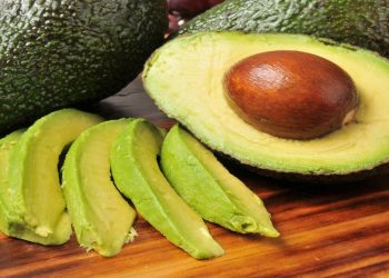 ماسک آووکادو و شیر نارگیل برای پروتئین تراپی مو در خانه