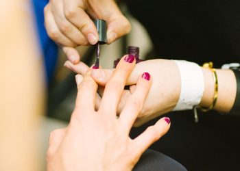 ژلیش ناخن با دستگاه UV یا LED؛ کدامیک بهتر است؟