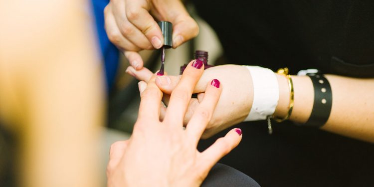 ژلیش ناخن با دستگاه UV یا LED؛ کدامیک بهتر است؟