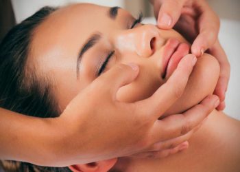 ماساژ روشن کننده پوست صورت