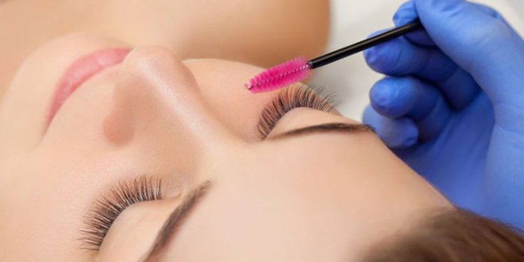 برای از بین بردن لیفت مژه چه باید کرد؟