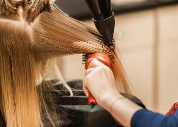 مراحل انجام براشینگ مو در خانه