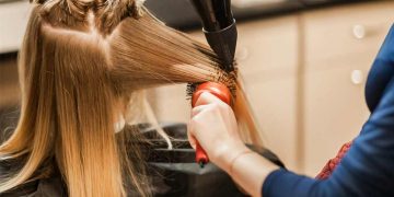 مراحل انجام براشینگ مو در خانه