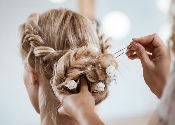 آماده سازی موها قبل از شنیون عروس و ۷ روش گرفتن وز موها