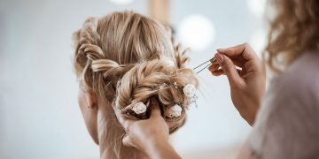 آماده سازی موها قبل از شنیون عروس و ۷ روش گرفتن وز موها