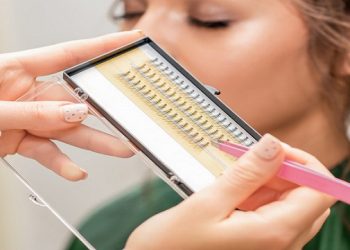 اکستنشن والیوم و مگا والیوم چیست ؟ روش کاشت مژه والیوم، مزایا و معایب این روش