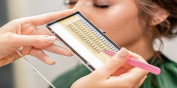 اکستنشن والیوم و مگا والیوم چیست ؟ روش کاشت مژه والیوم، مزایا و معایب این روش