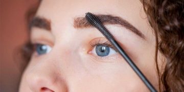 روش‌های لیفت ابرو در خانه