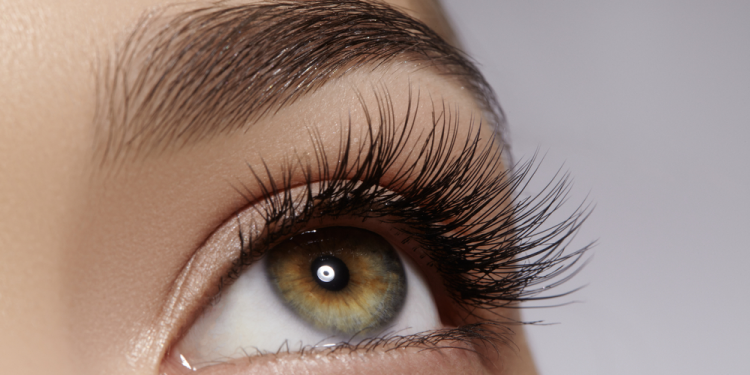 علل اصلی ریزش مژه و راههای تقویت مژه: