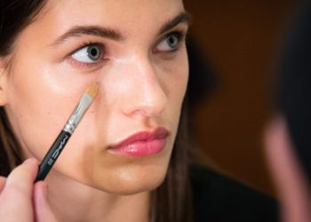 پوشاندن جوش صورت با ۶ ایده برای آرایش صورت جوش دار