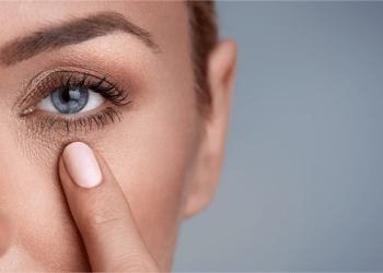 رفع سیاهی دور چشم با ۱۰ روش خانگی