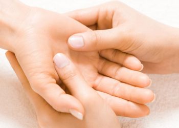 فواید ماساژ کف دست ونحوه انجام آن