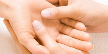 فواید ماساژ کف دست ونحوه انجام آن
