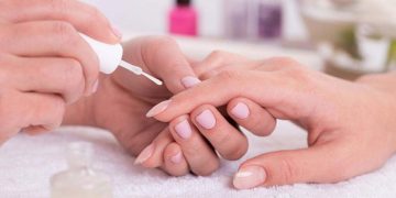 ۱۲ روش ساده و موثر برای پاک کردن لاک ناخن بدون استون
