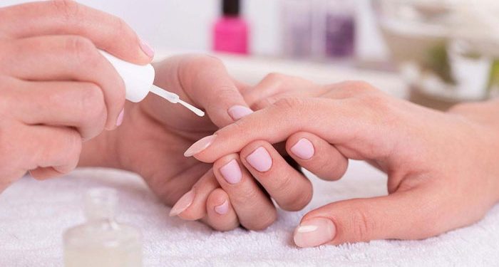۱۲ روش ساده و موثر برای پاک کردن لاک ناخن بدون استون