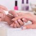 ۱۲ روش ساده و موثر برای پاک کردن لاک ناخن بدون استون