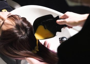 آبرسانی به مو با ۲۸ روشی که باعث درخشندگی موهایتان می‌شود