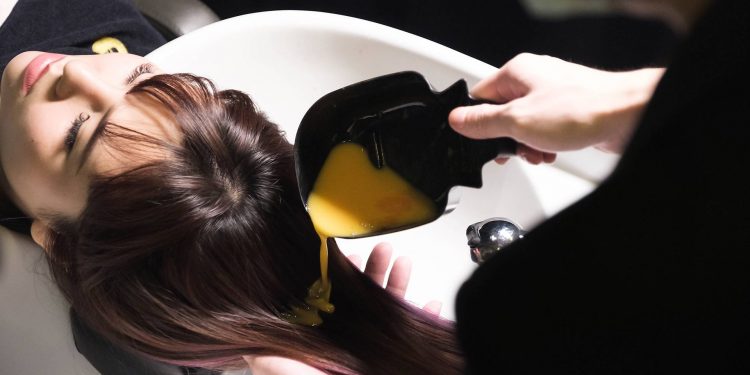 آبرسانی به مو با ۲۸ روشی که باعث درخشندگی موهایتان میشود