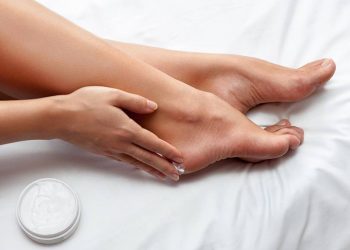 روش های فوق العاده ساده و خانگی برای درمان ترک کف پا