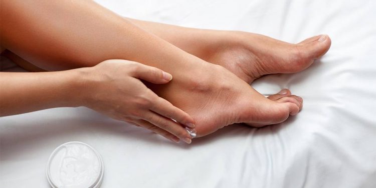 روش های فوق العاده ساده و خانگی برای درمان ترک کف پا