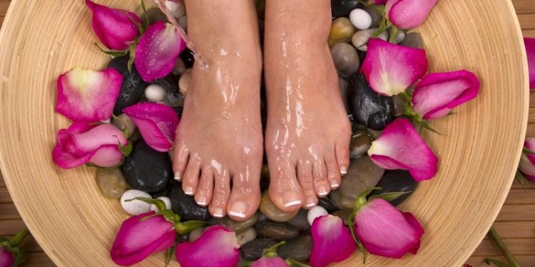 بهترین درمان ترک کف پا چیست؟