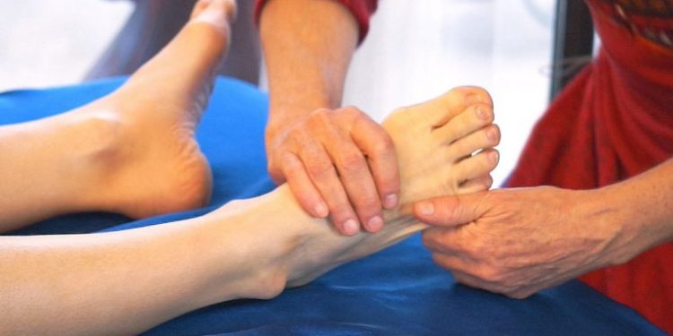 ماساژ درمانی کف پا با ایجاد فشار بر نقاط خاص یا رفلکسولوژی پا