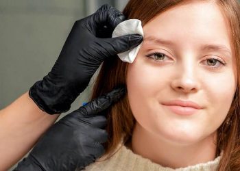 ۸ روش خانگی بسیار کاربردی برای پاک کردن تاتو ابرو