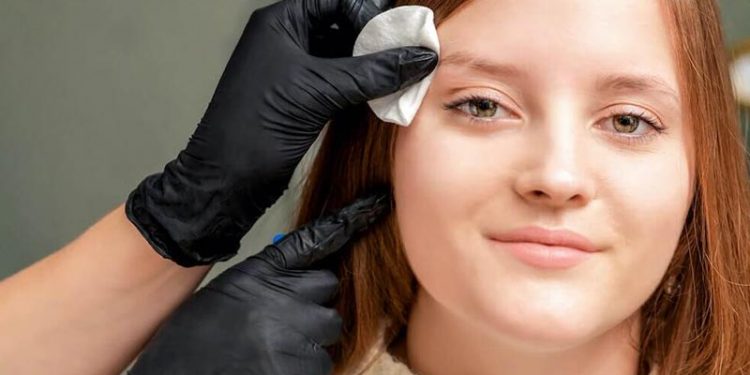 ۸ روش خانگی بسیار کاربردی برای پاک کردن تاتو ابرو