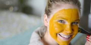 ماسک زردچوبه ماسکی طبیعی و خانگی برای درمان آکنه، چروک و اسکار