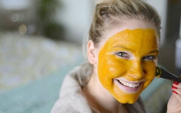 ماسک زردچوبه ماسکی طبیعی و خانگی برای درمان آکنه، چروک و اسکار
