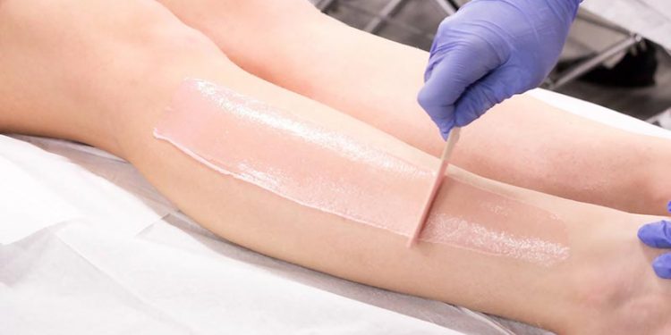 نحوه انجام اپیلاسیون با شمع در خانه و مزایا و معایب آن