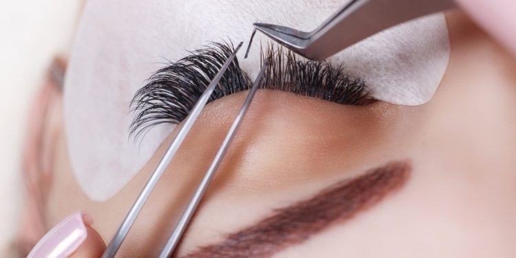 صحیح ترین روش ریمو و برداشتن اکستنشن مژه