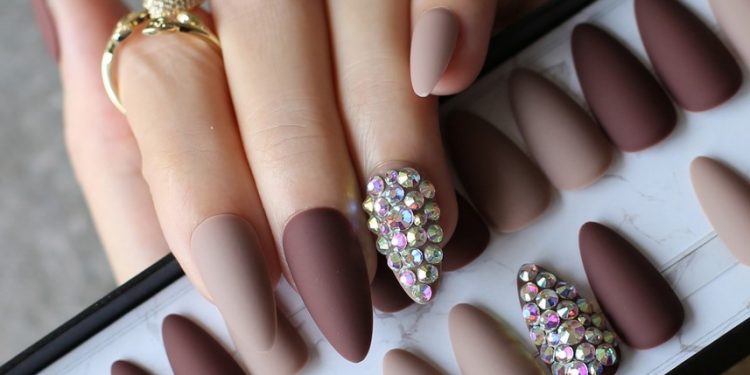 بهترین ناخن مصنوعی (بررسی برندهای ناخن مصنوعی و زیانهای استفاده طولانی مدت آن)