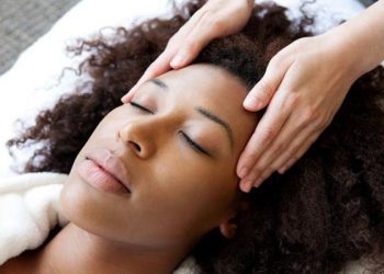 روشهای ماساژ سر برای رشد مو و نحوه اثرگذاری آن