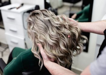 ۵ ترفند ساده اما موثر برای افزایش ماندگاری رنگ مو