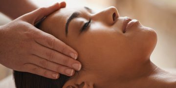 ویژگی های ماساژ ابرو چیست؟