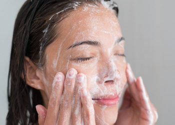 فواید ژل شستشوی صورت؛ ویژگیها و نحوه استفاده از آن