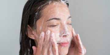 فواید ژل شستشوی صورت؛ ویژگی‌ها و نحوه استفاده از آن