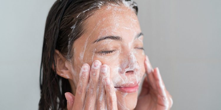 فواید ژل شستشوی صورت؛ ویژگی‌ها و نحوه استفاده از آن