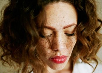 آرایش صورت کک و مکی برای محو کردن یا ایجاد آن ها