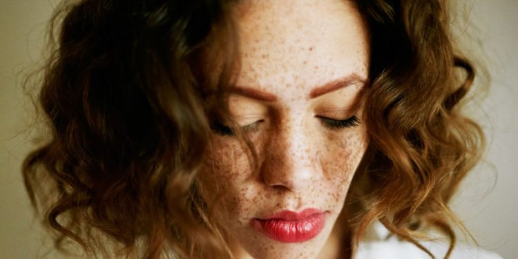 آرایش صورت کک و مکی برای محو کردن یا ایجاد آن ها