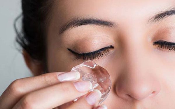 فواید بی‌نظیر ماساژ صورت با یخ را بشناسید