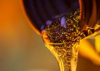 طلا تراپی چیست؟ گلدتراپی، تکنیک لاکچری برای تقویت پوست و مو