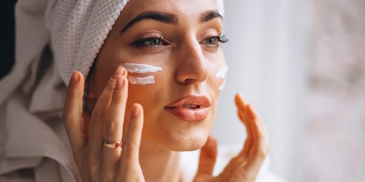 آیا داخل خانه هم باید کرم ضدآفتاب استفاده کرد؟