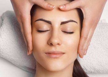 آموزش ماساژ صورت در خانه با دست و فواید آن