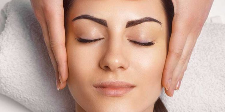 آموزش ماساژ صورت در خانه با دست و فواید آن