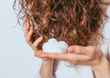 موس مو چیست و طرز استفاده از آن برای موهای فر و صاف