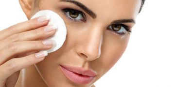 ۲ دستور ساخت پاک کننده آرایش خانگی با مواد طبیعی ( آرایش پاک کن طبیعی )