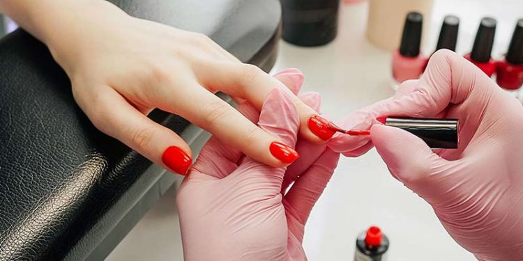 پولیش ناخن چیست و روش صحیح استفاده از آن چگونه است؟