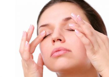 چگونه با ماساژ چشم به دید چشمها کمک کنیم؟
